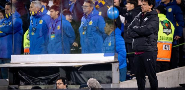 Sem Memphis, Diniz evita desculpa e cobra Corinthians para valorizar elenco