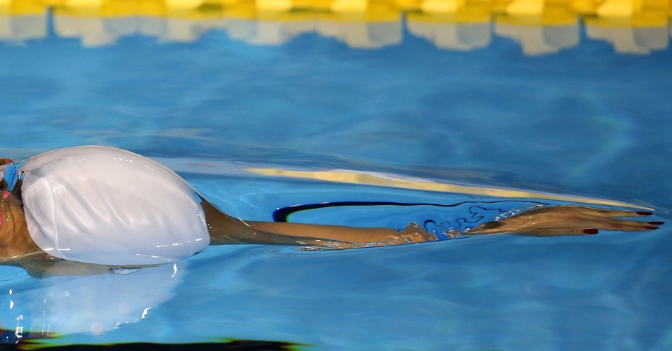 Larissa Martins cai na água para a prova dos 200m livres da natação