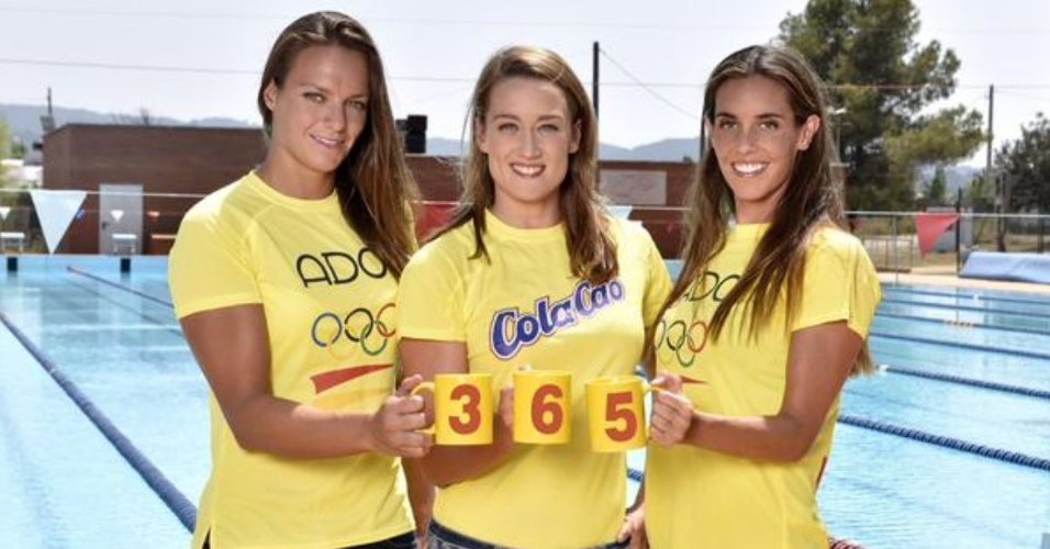 As nadadoras espanholas Jennifer Pareja, Mireia Belmonte e Ona Carbonel (da esquerda para a direita) posam celebrando os 365 dias para a Olimpíada do Rio de Janeiro