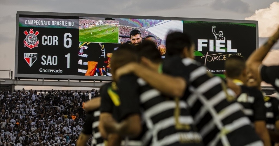22.nov - Festa completa! Além de comemorar o título brasileiro em casa, o 6º de sua história, o Corinthians aplicou 6 a 1 no São Paulo, maior goleada do time sobre o rival