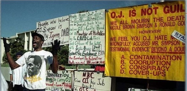 Manifestante discursa próximo a tribunal durante julgamento de OJ Simpson - Reprodução - Reprodução