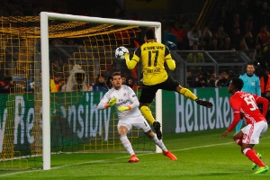Aubameyang cabeceia para abrir o placar para o Borussia Dortmund contra o Benfica - Reuters / Wolfgang Rattay - Reuters / Wolfgang Rattay