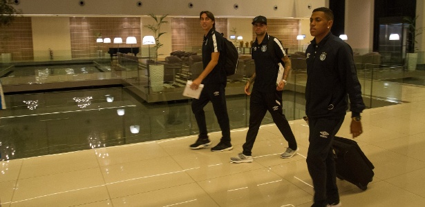 Delegação do Grêmio chegou a ficar no aeroporto esperando voo nesta terça-feira - Lucas Uebel/Divulgação Grêmio