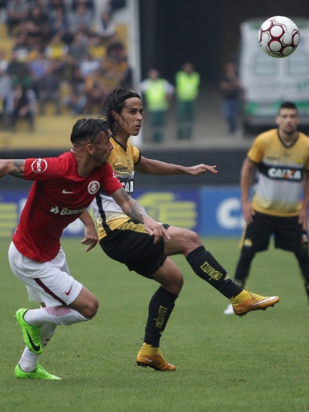 Ricardinho e Alemão disputam jogada durante jogo entre Inter e Criciúma pela Série B - Guilherme Hahn/AGIF