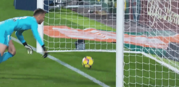 Neto falha em chute de Messi e bola cruza a linha de gol - Reprodução - Reprodução