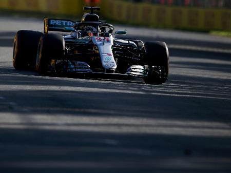 Lewis Hamilton pilota sua Mercedes no GP da Austrália - Charles Coates/Getty Images