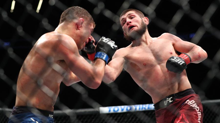 Khabib Nurmagomedov garantiu o cinturão dos pesos-leves - Ed Mulholland/AFP