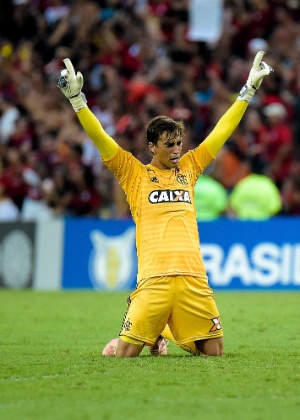 Cesar comemora gol do Flamengo sobre o Fluminense no Maracanã - Thiago Ribeiro/AGIF - Thiago Ribeiro/AGIF