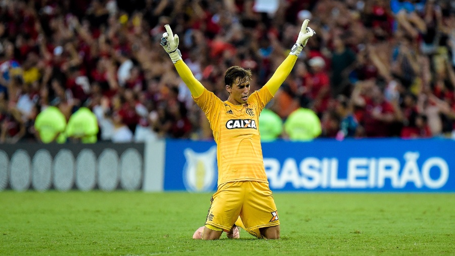O goleiro César se recuperou após febre e será o titular do Flamengo contra o Internacional - Thiago Ribeiro/AGIF