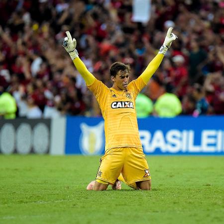 Cesar comemora gol do Flamengo sobre o Fluminense no Maracanã - Thiago Ribeiro/AGIF