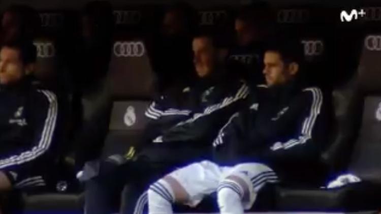 Gareth Bale demora para sair do banco de reservas durante jogo do Real - Reprodução - Reprodução