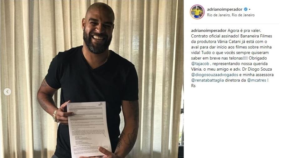 Adriano exibe contrato assinado para a produção de filme sobre sua vida - Reprodução