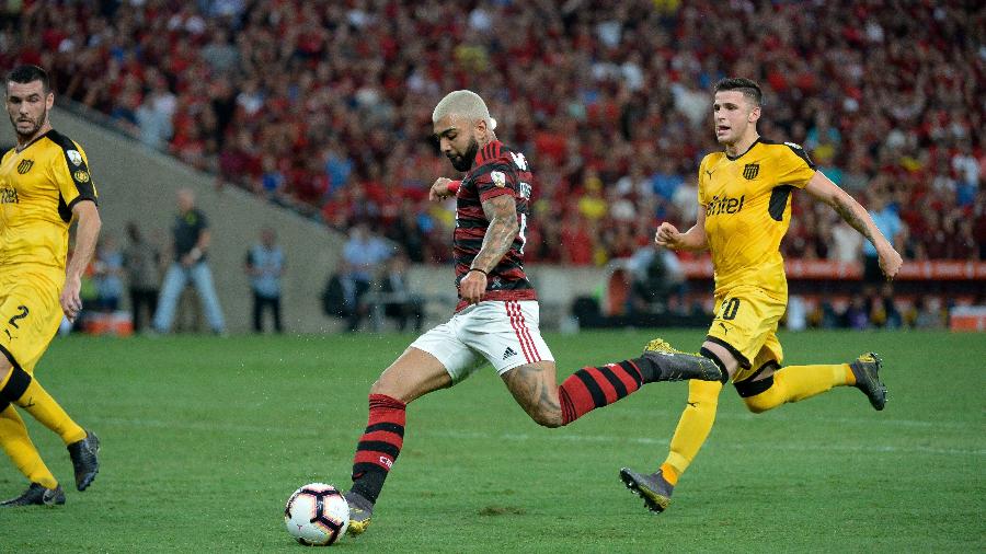 Gabigol foi expulso e viu o Peñarol conseguir a vitória nos minutos finais diante do Flamengo - 