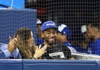 Campeão da NBA, Kawhi assiste a jogo de beisebol em Toronto e é ovacionado