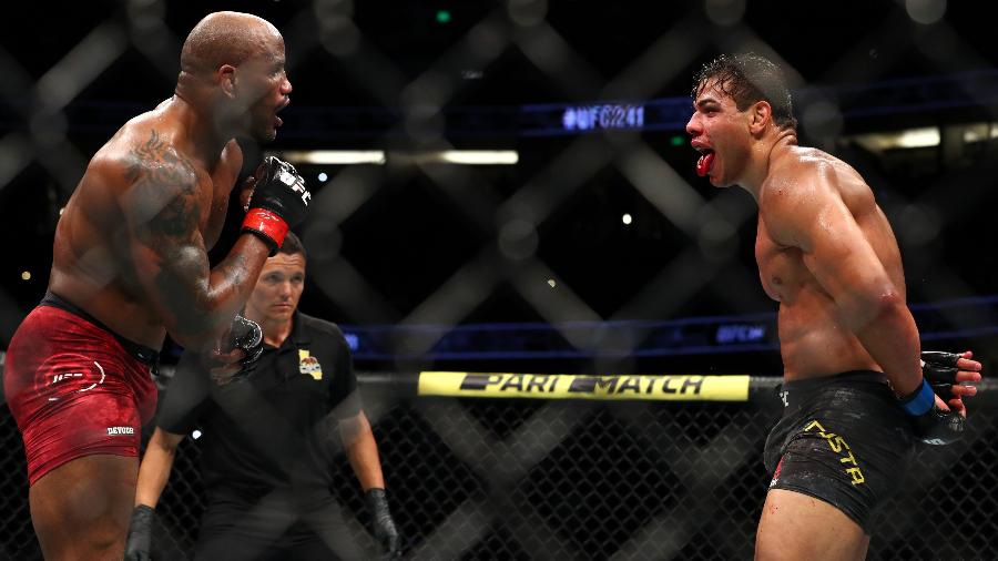 Paulo Borrachinha (à direita) encara Yoel Romero no UFC 241, em Anaheim (EUA) - Joe Scarnici/Getty Images
