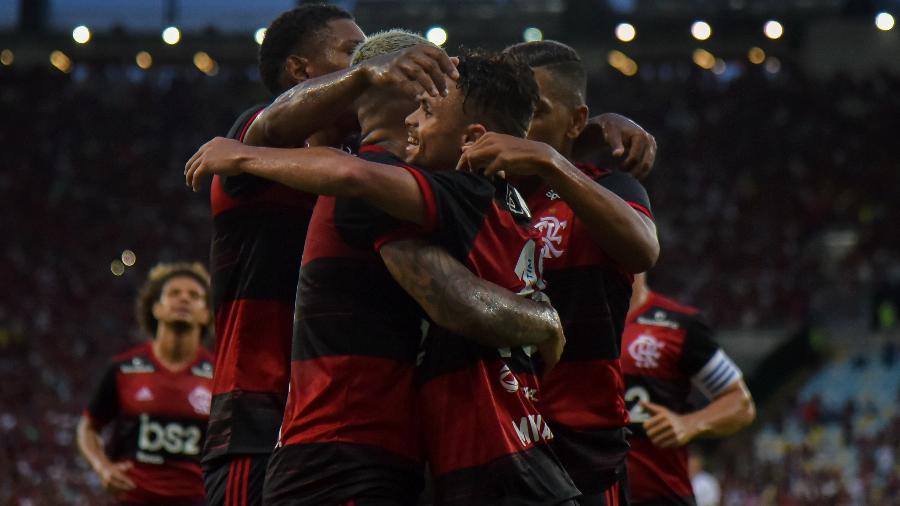 Jogadores do Flamengo comemoram gol. Time começa nova campanha na Libertadores - Thiago Ribeiro/ AGIF