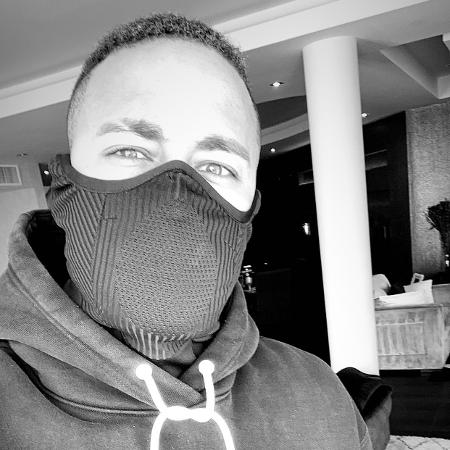 13/02/2020 - Neymar posta foto de máscara - Reprodução/Instagram Stories