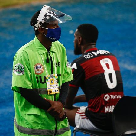 9.agosto.2020 - Funcionário do Maracanã usa máscara e face shield durante partida entre Flamengo e Atlético-MG - Bruna Prado/Getty Images