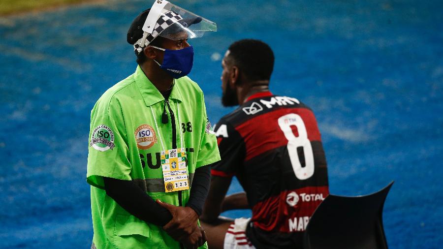 Funcionário do Maracanã usa máscara e face shield durante partida do Flamengo - Bruna Prado/Getty Images