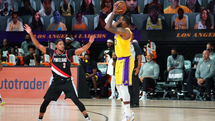 LeBron James, do Los Angeles Lakers, tenta arremesso de 3 durante jogo contra o Portland TrailBlazers - Jesse D. Garrabrant/NBAE via Getty Images