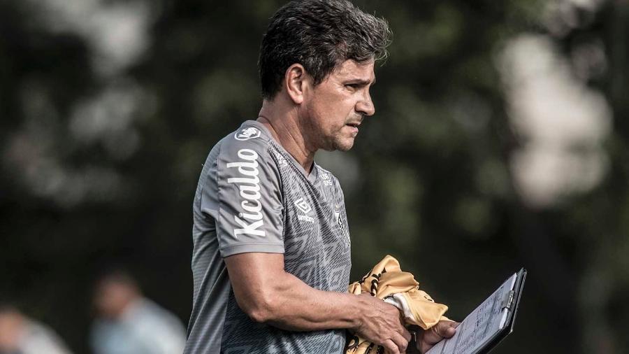 Eudes Pedro, auxiliar técnico de Cuca, durante treino do Santos no CT Rei Pelé - Ivan Storti/Santos FC