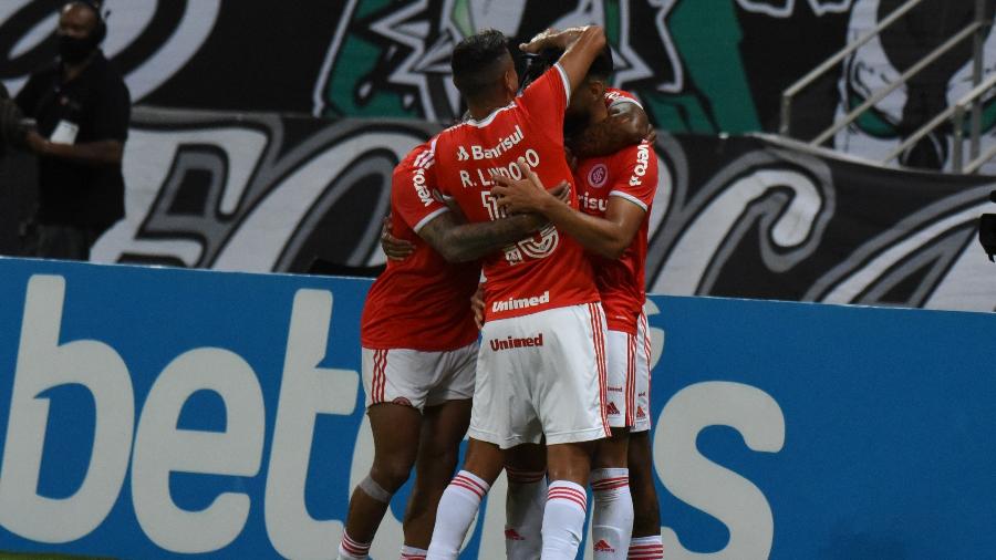 Jogadores do Internacional comemoram gol marcado contra o Ceará, em jogo do Brasileirão - CAIO ROCHA/FRAMEPHOTO/FRAMEPHOTO/ESTADÃO CONTEÚDO