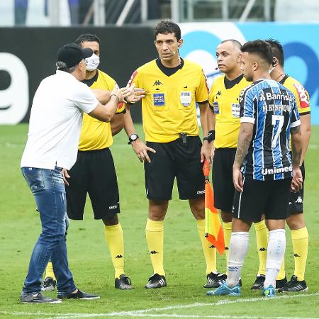 Renato Gaúcho reclama com a arbitragem após o empate entre Grêmio e Santos - Pedro H. Tesch/AGIF