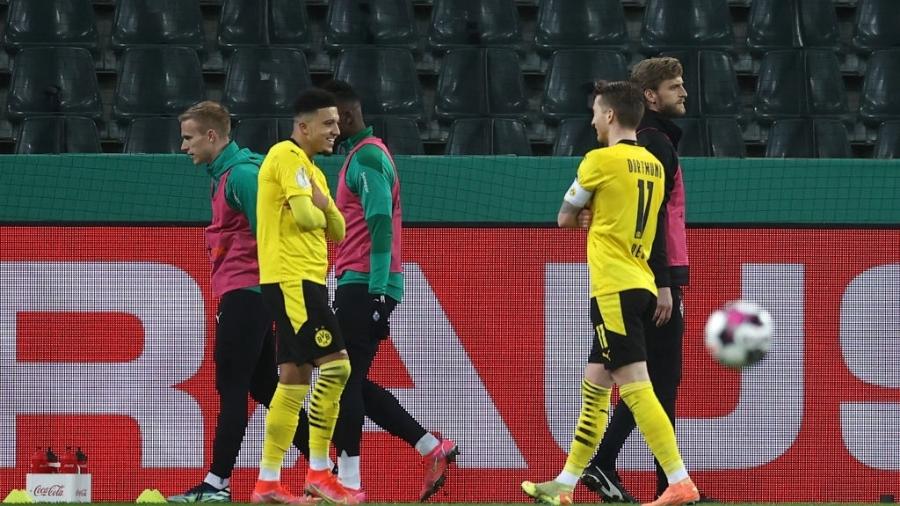 Jadon Sancho, do Borussia Dortmund, comemora gol contra o Borussia Mönchengladbach - Lars Baron/Getty Images
