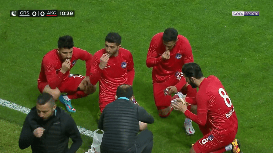 Jogadores do Ankara Keçiörengücü se alimentando durante a partida - Reprodução/Twitter