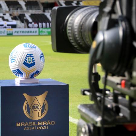 Câmera de TV filma bola de futebol antes de partida do Brasileirão 2021