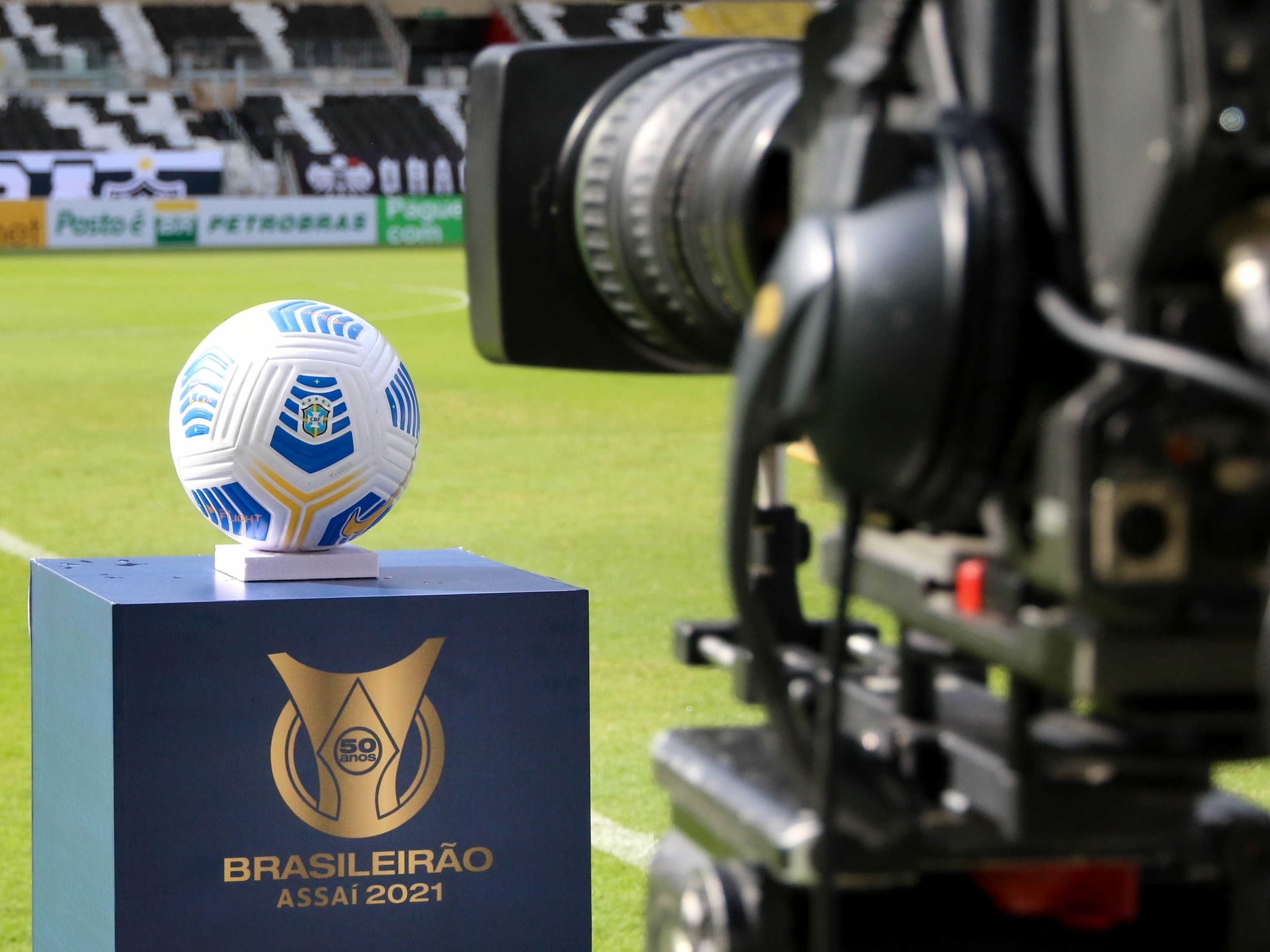 Streaming de canal de tv do estádio de futebol pronto para uma partida de  futebol