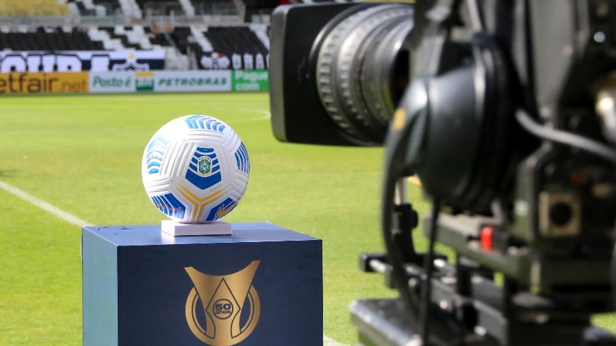 Câmera de TV filma bola de futebol antes de partida do Brasileirão 2021 - Fernando Moreno/AGIF