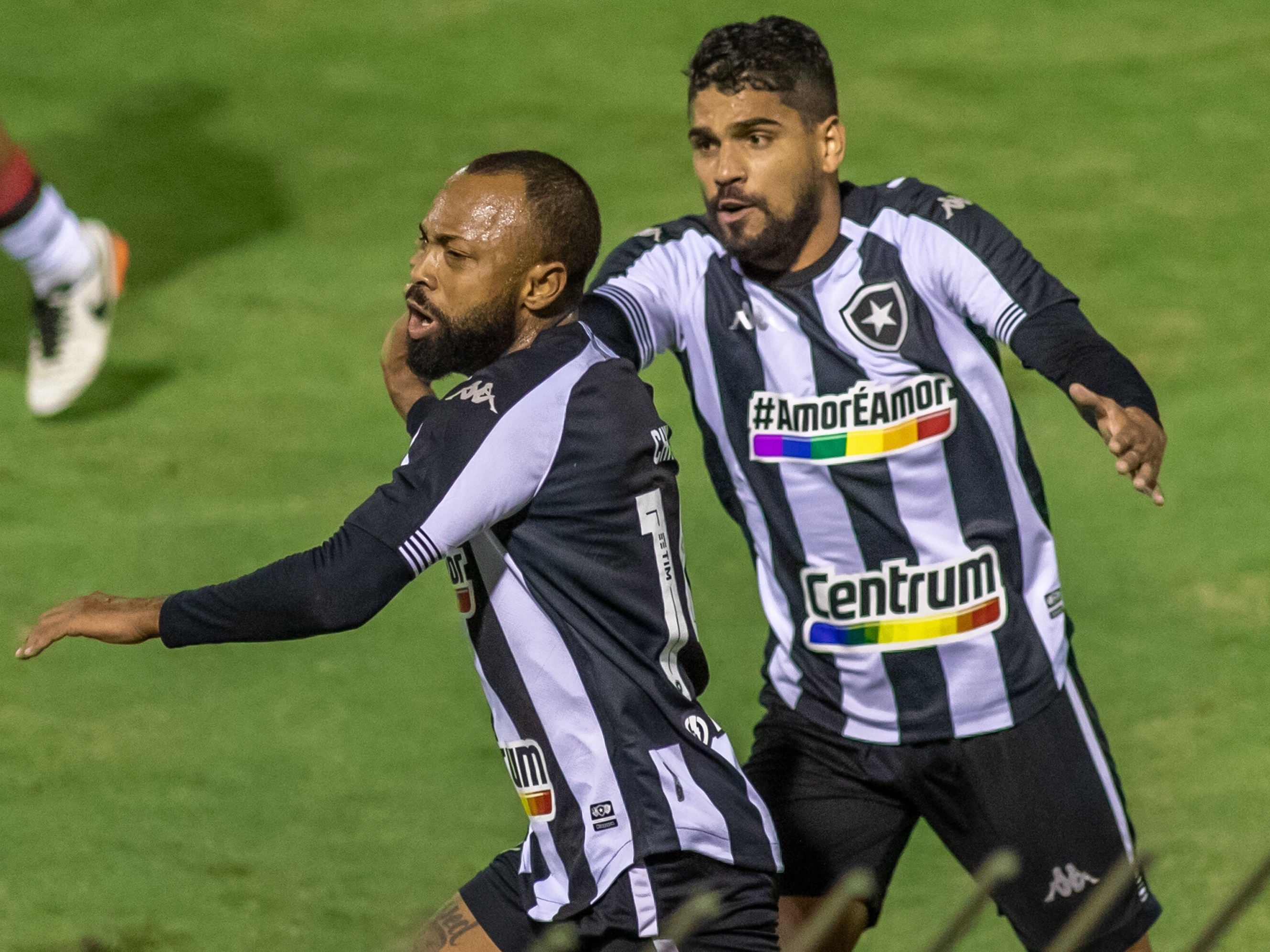 Atlético-MG marca no último lance, se reabilita com vitória e