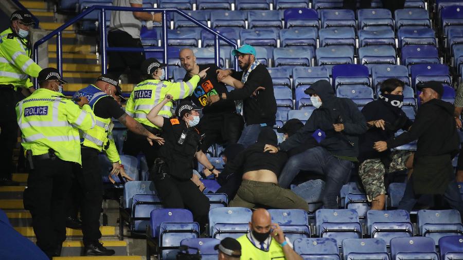 Torcedores entram em confronto durante o jogo entre Leicester e Napoli pela Liga Europa, no King Power Stadium, em Leicester - CARL RECINE/Action Images via REUTERS