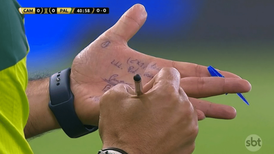 Abel Ferreira faz anotações nas mãos durante Palmeiras e Atlético-MG na Libertadores - Transmissão