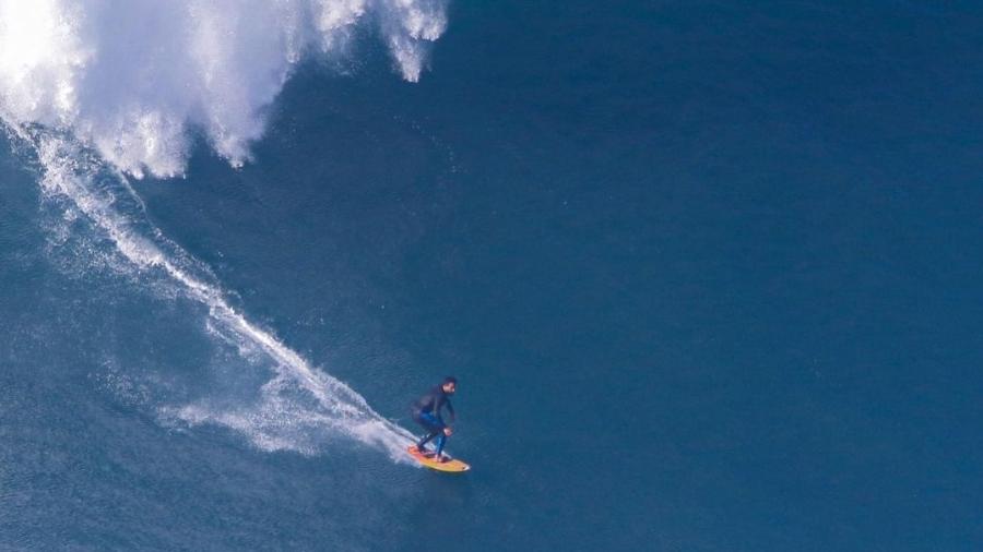 Italo Ferreira surfa onda gigante em Nazaré "puxado" por Pedro Scooby - Reprodução/Instagram