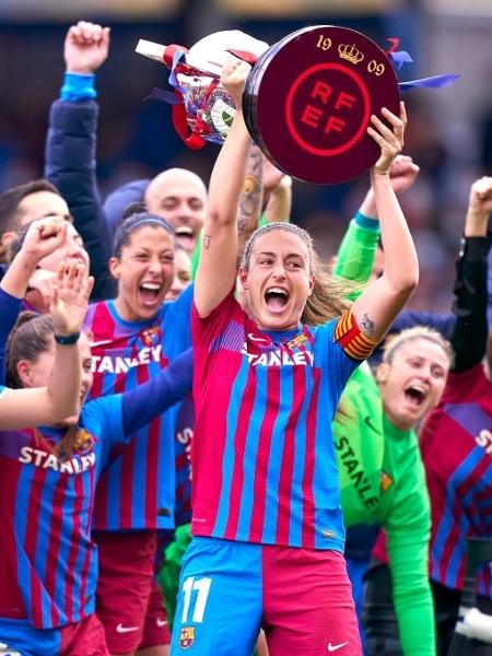 Alexia Putellas ergue a taça do terceiro título espanhol consecutivo do Barcelona na liga feminina - Pedro Salado/Quality Sport Images/Getty Images