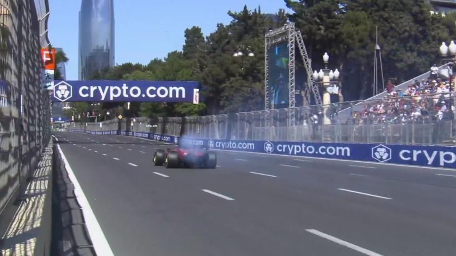 Charles Leclerc abandona o GP do Azerbaijão com fumaça saindo da sua Ferrari - Reprodução/F1TV