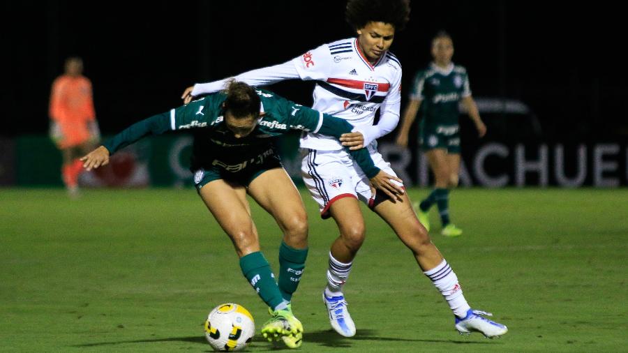 Jogadoras de Palmeiras e São Paulo disputam a bola em partida do Brasileirão Feminino - VINICIUS NUNES/AGÊNCIA F8/ESTADÃO CONTEÚDO