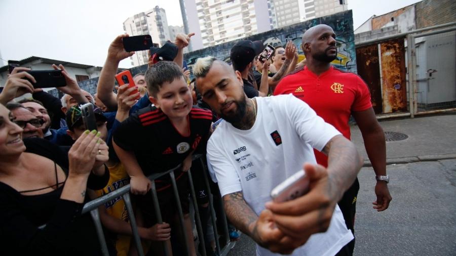 Vidal recebendo carinho dos torcedores em Florianópolis  - Gilvan de Souza / Flamengo