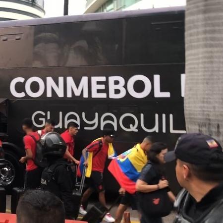 Atletas foram recebidos em frente ao hotel equatoriano por cerca de 20 torcedores - Bruno Braz/UOL