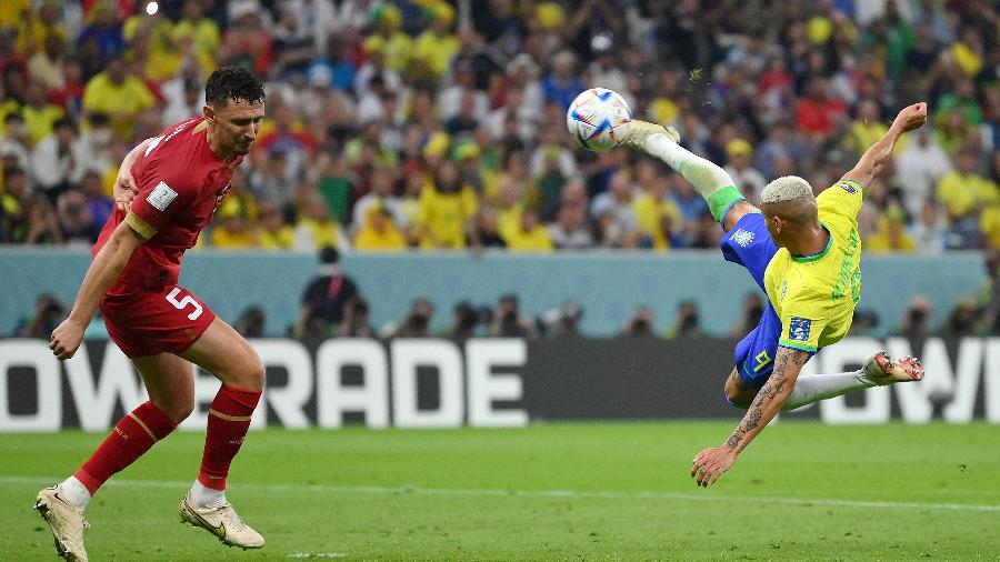 Richarlison acerta voleio e faz gol contra a Sérvia no primeiro jogo da seleção brasileira na Copa do Mundo do Qatar - Justin Setterfield/Getty Images