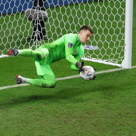 Livakovic, goleiro da Croácia, defendeu três pênaltis do Japão nas oitavas de final da Copa - Clive Brunskill/Getty Images