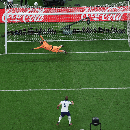 Kane isolou o seu segundo pênalti na partida entre Inglaterra e França, pelas quartas de final da Copa do Mundo do Qatar - Giuseppe Cacace/ AFP