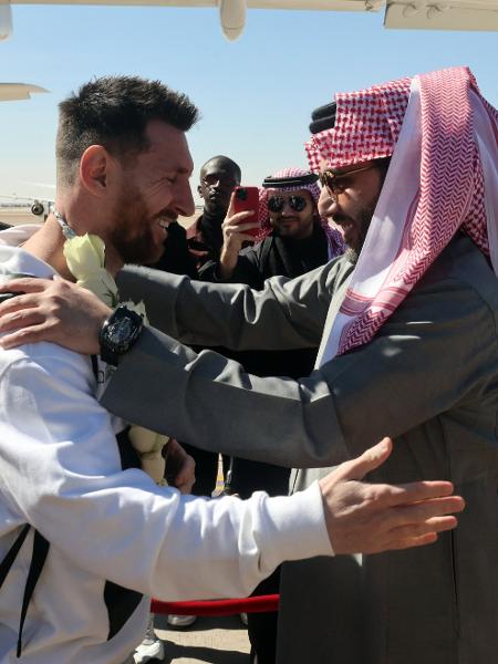 Messi é cumprimentado por executivo saudita na chegada do PSG ao país para jogar amistoso. - AHMED YOSRI/REUTERS