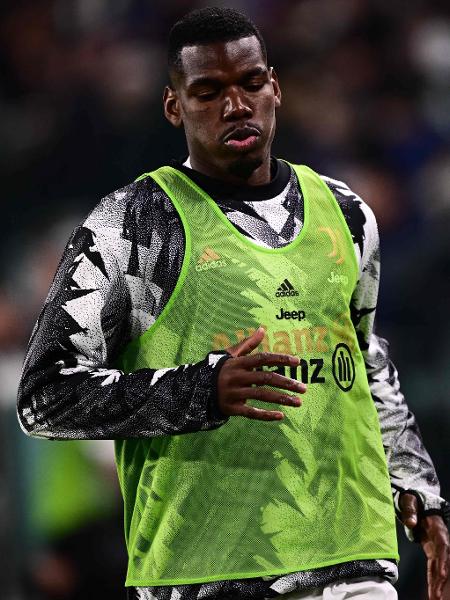 Paul Pogba se aquece antes de entrar em partida da Juventus pelo Campeonato Italiano. - MARCO BERTORELLO/AFP