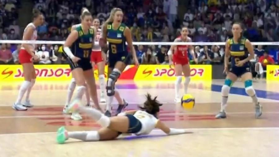 Nyeme tenta salvar bola durante Brasil x Turquia pela Liga das Nações de vôlei feminino