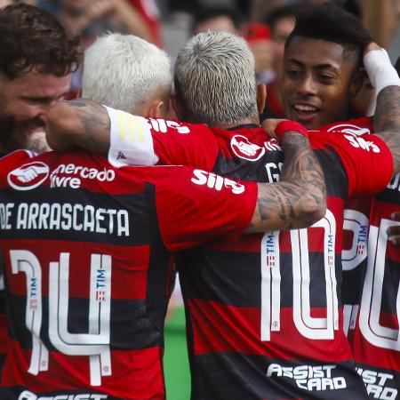 Jogadores do Flamengo comemoram gol sobre o Coritiba, pelo Brasileirão