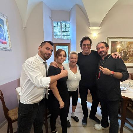 Casagrande com a família proprietária do Ristorante Vittoria, em Ascoli Piceno (ITA)