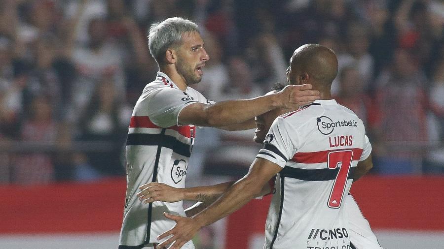 Calleri e Lucas comemoram gol durante São Paulo x Corinthians, duelo do Campeonato Brasileiro